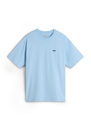 Lys blå T-shirt med korte ærmer og rund hals med lille sort Vans-logo på venstre bryst, vist mod en hvid baggrund.