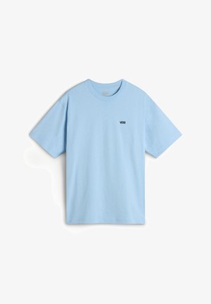 Hellblaues T-Shirt mit kurzen Ärmeln und Rundhalsausschnitt mit kleinem schwarzem Vans-Logo auf der linken Brust, vor weißem Hintergrund dargestellt.