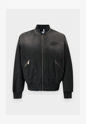 Fekete, cipzáros bomber dzseki kopott hatású textúrával, bordázott gallérral és mandzsettákkal, két cipzáros első zsebbel és "Off-White" logóval a bal mellrészen.