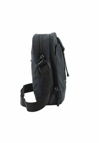 Bolso de hombro de nailon negro con cierres de cremallera, correa ajustable, forma rectangular plana y superficie texturizada. Incluye el logo de la marca y acentos de hardware.