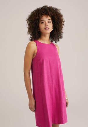 Vestido sin mangas rosa con escote redondo, hecho de tejido ligero, con un diseño fluidos y un corte relajado. Textura suave.