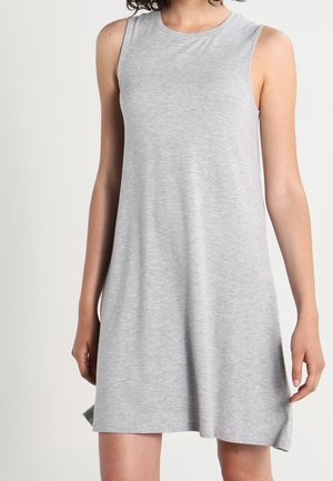 Robe décontractée sans manches, longueur au genou, gris clair avec un col rond, portée par une personne sur un fond uni.