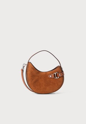 Sac à main en daim marron en forme de croissant avec une sangle en cuir et une boucle argentée sur un fond blanc uni.