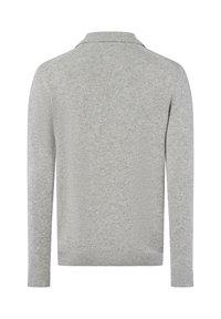 Hellgrauer gestrickter Pullover mit Kragen, langen Ärmeln und gerippten Bündchen. Weiche Textur mit minimalistischer Gestaltung und ohne sichtbare Verzierungen.
