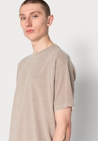 Levi's® VINTAGE - Základné tričko - moon rock fp garment dye