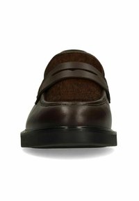 Bruine leren instapper met een gestructureerde bovenkant, voorzien van een brede bruine band en een ronde neus. Zwarte rubberen zool biedt stabiliteit en grip.