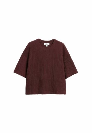 Bordeauxkleurige top met korte mouwen, voorzien van een ronde halslijn en een losse, boxy pasvorm. De stof heeft een gerimpelde uitstraling.