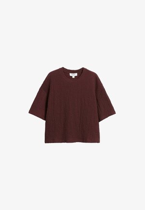 Bordeauxkleurige top met korte mouwen, voorzien van een ronde halslijn en een losse, boxy pasvorm. De stof heeft een gerimpelde uitstraling.