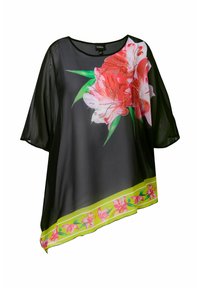 Túnica negra transparente con un gran estampado floral rosa y hojas verdes. El dobladillo está adornado con una banda verde brillante y un patrón de flores rosas.