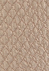 Strickstoff in hellbeige mit einem Rautenmuster und erhabenen, strukturierten Abschnitten, die ein weiches und gemütliches Erscheinungsbild erzeugen.