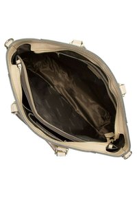 Sac à main beige avec un extérieur texturé, doté d'un intérieur en tissu sombre. Comprend des compartiments zippés et une section principale spacieuse.
