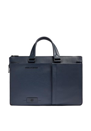 Marineblaue Lederaktentasche mit zwei Griffen, vorderer Reißverschlusstasche und schwarzem Markenlogo auf glatter, strukturierter Oberfläche.