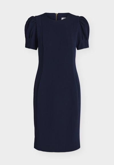 Robe bleu marine longueur genou avec manches courtes bouffantes, encolure ronde, silhouette ajustée et fermeture éclair au dos.