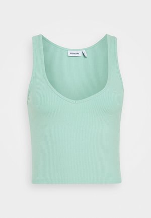 Lichtgroene geribde mouwloze crop top met een diepe ronde halslijn en een WEEKDAY-label aan de binnenkant van de kraag.