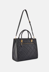 Sac à main en cuir matelassé noir avec ferrures dorées, doubles poignées et bandoulière amovible. Comprend une poche zippée à l'avant pour le rangement.