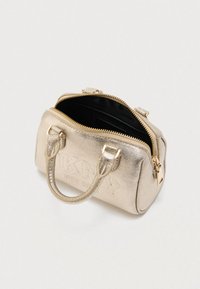 Geantă de mână aurie metalizată cu suprafață texturată, mânere duble și închidere cu fermoar. Interior negru cu logo embossat pe exterior.