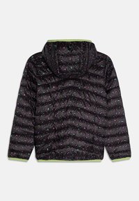 Czarna kurtka puchowa z kapturem, z kolorowym abstrakcyjnym wzorem w odcieniach fioletu i turkusu oraz kontrastującym zielonym wykończeniem wzdłuż dołu.