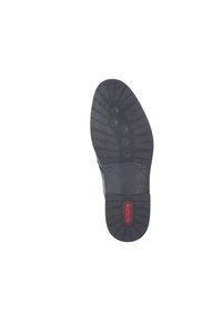 Semelle de chaussure en caoutchouc noir avec un motif de texture antidérapant et un logo rouge. Design plat avec une légère arche, présentant des dépressions circulaires pour une meilleure traction.