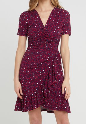 Kortærmet kjole i navy stof med print af røde og lyseblå hjerter, med omslagsdesign og flæsekant nederst.