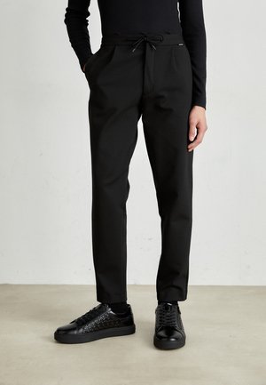 COMFORT TAPERED PLEAT - Pantaloni - black