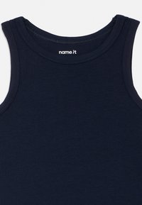 Marineblå ermeløs tanktopp laget av myk bomull, med rund hals og merkenavnet "name it" i hvitt på kragen.