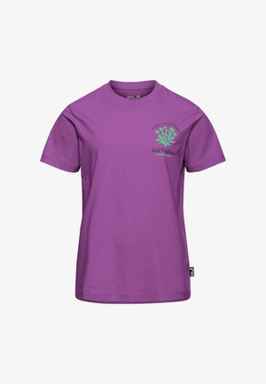 Lila Baumwoll-T-Shirt mit kurzen Ärmeln, rundem Ausschnitt und einem grünen Grafikdesign auf der linken Brust mit Text und botanischen Elementen.