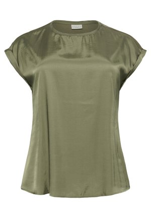 Blouse en soie vert olive à manches courtes, avec un col rond et une coupe décontractée, présentant un léger détail froncé sous le col.