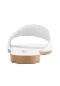 Sandală flip-flop albă, cu talpă plată și finisaj neted, mat. Prezintă un design minimal și o curea simplă, fără embellishments.