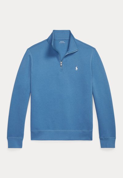 Ανοιχτό γαλάζιο πουλόβερ με φερμουάρ μέχρι το στήθος, κατασκευασμένο από μαλακό μείγμα βαμβακιού, με ριμπ μανσέτες και τελείωμα, και μικρό κεντητό λογότυπο στο στήθος.