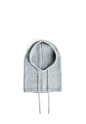 Grå stickad huva med rund form, snöre och ribbad fåll nertill. Mjuk struktur, minimal design utan mönster.