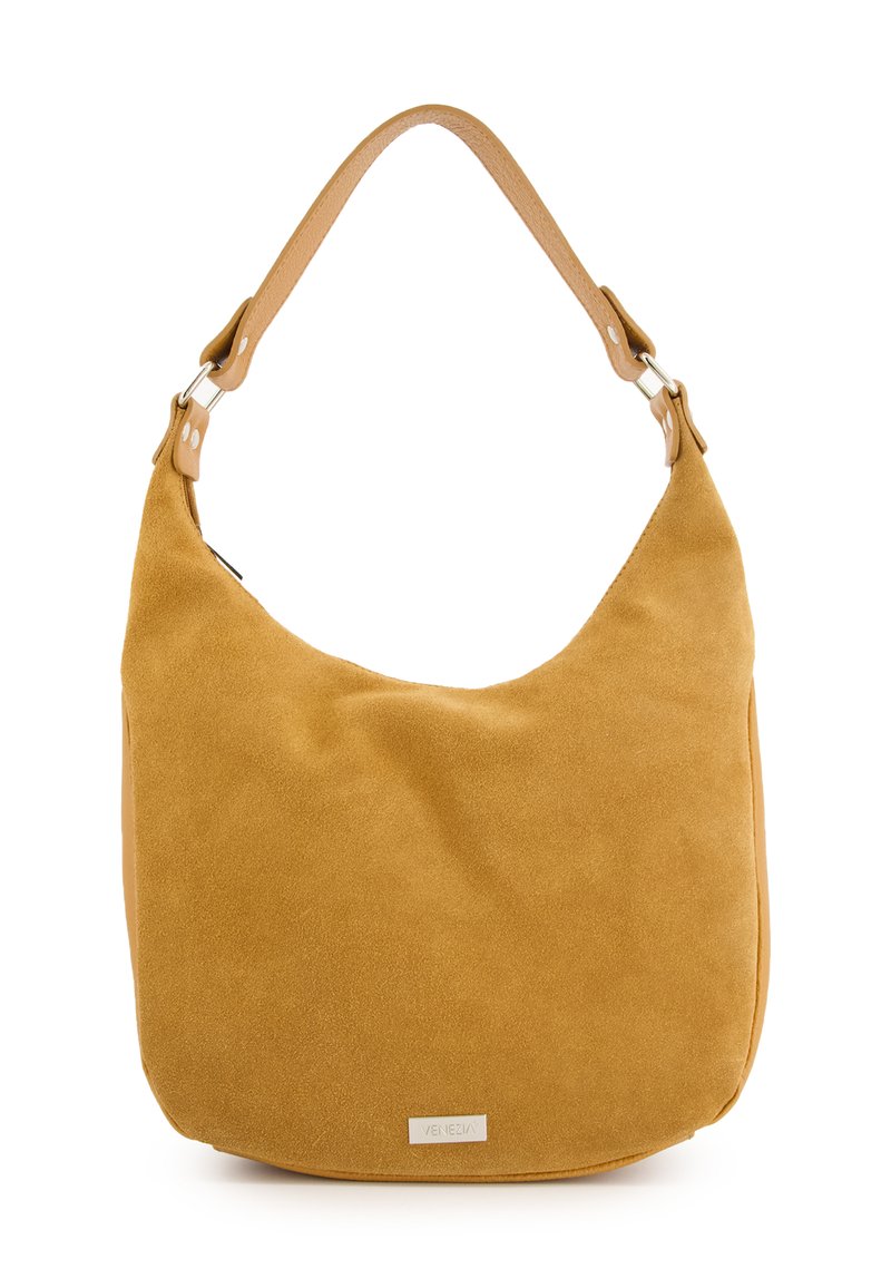 Wildleder Hobo-Tasche in senfgelb mit einem Lederschulterriemen, silberner Hardware und glatter Textur. Auffälliges Markenplakette auf der Vorderseite.