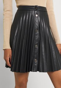 VILA VIAMINA SHORT BUTTON COATED SKIRT - Fustă plisată - black