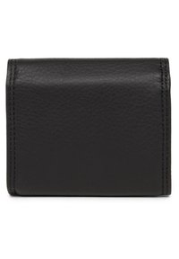 Portafoglio in pelle nera con superficie testurizzata, design a due pieghe, cuciture ordinate lungo i bordi e forma rettangolare compatta.