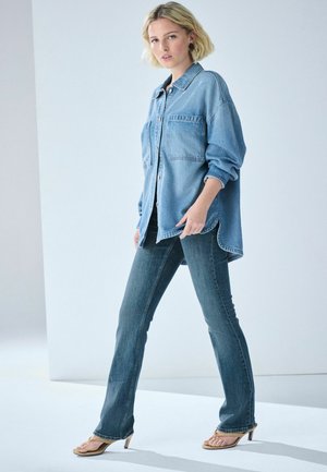 Next, PETITE FIT - MID RISE AUTHENTIC DENIM BOOTCUT JEANS - Jeans Bootcut - mid blue