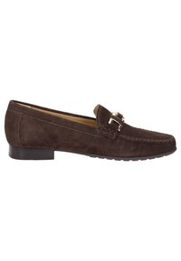Braune Wildleder-Lederhosen mit strukturiertem Finish, ausgestattet mit einer metallischen Schnalle und gestickten Details, die auf einer niedrigen Gummisohle sitzen.