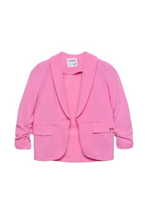 Blazer rosa da donna con collo a scialle, maniche lunghe arricciate, due tasche frontali con pattina e piccolo dettaglio a fiocco su una tasca.