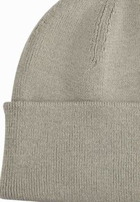 Grau gestrickte Mütze mit Rippstruktur, die einen umgeschlagenen Saum und eine glatte Krone aufweist. Der Stoff wirkt weich und dehnbar.