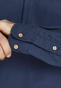 Jack & Jones PREMIUM JPRBLASUMMER HALF PLACKET L/S SN - Camisa - navy blazer