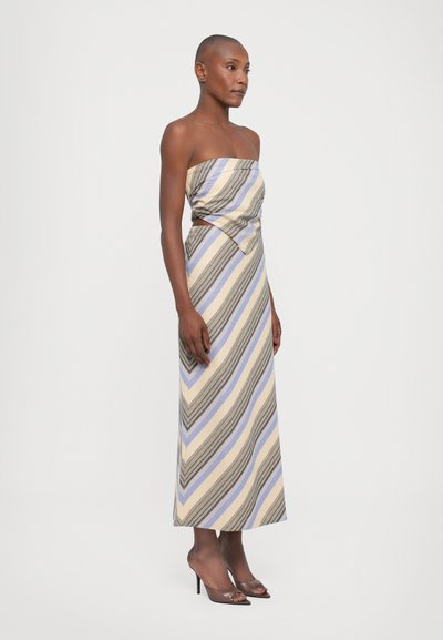 Off-shoulder maxiklänning med diagonala gula, grå och blå randar; figursydd byst med rynkdetalj; bärs med sandaler med öppen tå och klack.