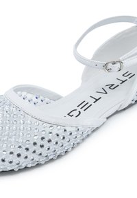 Weißer Sandale mit einem strukturierten Obermaterial, das mit klaren Rhinestones verziert ist. Sie verfügt über einen Knöchelriemen und ein glattes Innenfutter mit bedrucktem Logo.