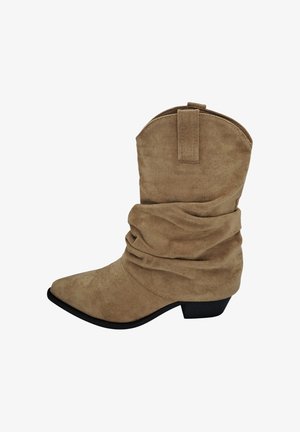 Bottes de cowboy en daim marron avec un design enroulé, bout pointu et petit talon. Présente un motif brodé près du bout et une languette à l'arrière.