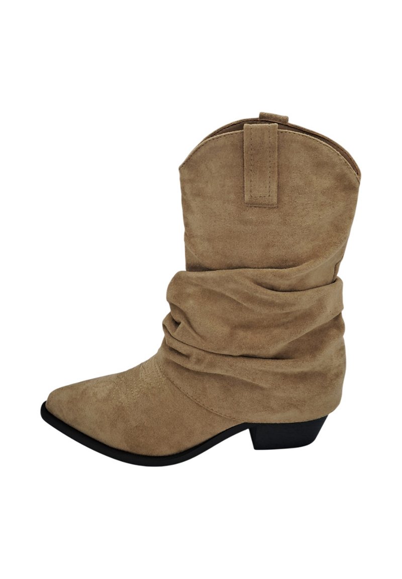 Bottes de cowboy en daim marron avec un design enroulé, bout pointu et petit talon. Présente un motif brodé près du bout et une languette à l'arrière.