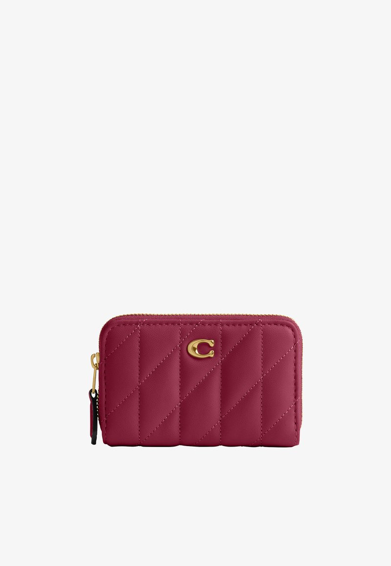 Portefeuille matelassé en cuir rose foncé avec fermeture éclair dorée et petit emblème doré « C » à l’avant.