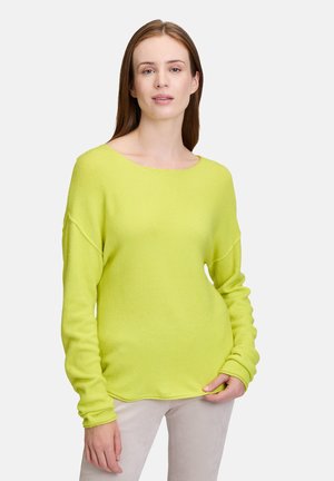 Limonengrüner Pullover aus weichem Stoff, mit einem Bootsausschnitt, fallenden Schultern und langen Ärmeln mit enganliegenden Bündchen.