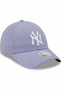 Cappellino da baseball di colore lavanda chiaro, realizzato in tessuto, con logo NY ricamato in bianco, visiera curva e fori di ventilazione.