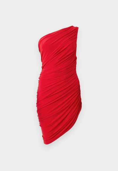 Czerwona sukienka na jedno ramię, wykonana z marszczonego materiału, charakteryzująca się teksturą marszczoną i dopasowanym krojem, podkreślająca krągłości.
