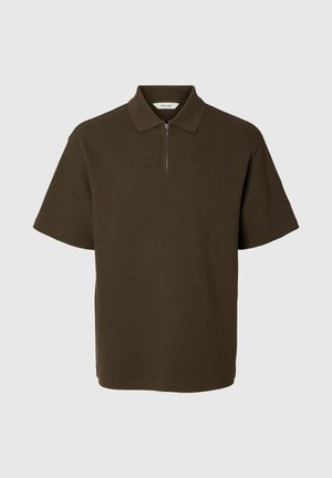 Temno olivno zelena polo majica s kratkimi rokavi, teksturiranim vzorcem in sprednjim zapiranjem z ravnim polovičnim zadrgo na enobarvni svetli podlagi.