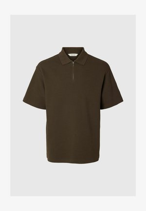 Temno olivno zelena polo majica s kratkimi rokavi, teksturiranim vzorcem in sprednjim zapiranjem z ravnim polovičnim zadrgo na enobarvni svetli podlagi.