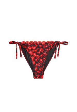 Roter Bikinihöschen mit seitlichen Bändern und lebhaftem Kirschenmuster auf schwarzem Hintergrund.