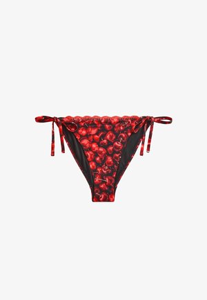 Parte inferior de bikini roja con lazos laterales y un patrón vibrante de cerezas sobre fondo negro.